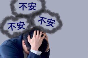 「鍼は痛い?」と不安に囲まれて頭を抱える初めての鍼灸を迷う男性